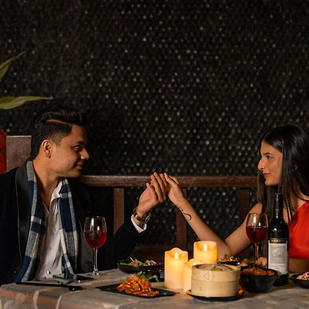 Hyatt Pune Eksteriør billede A couple dining together