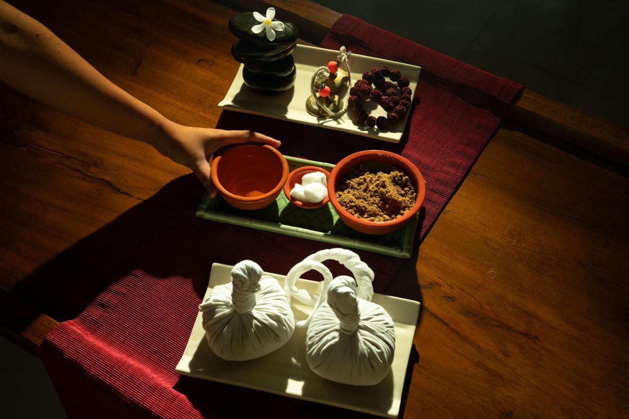 Hyatt Pune Eksteriør billede Thai herbal compress