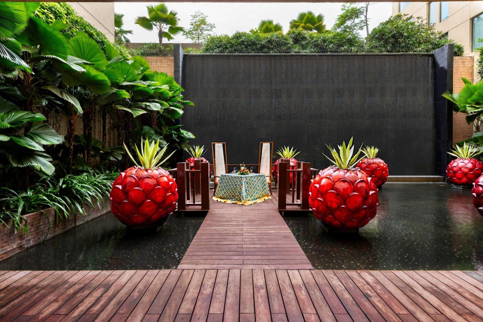 Hyatt Pune Eksteriør billede The water feature at the entrance of the hotel