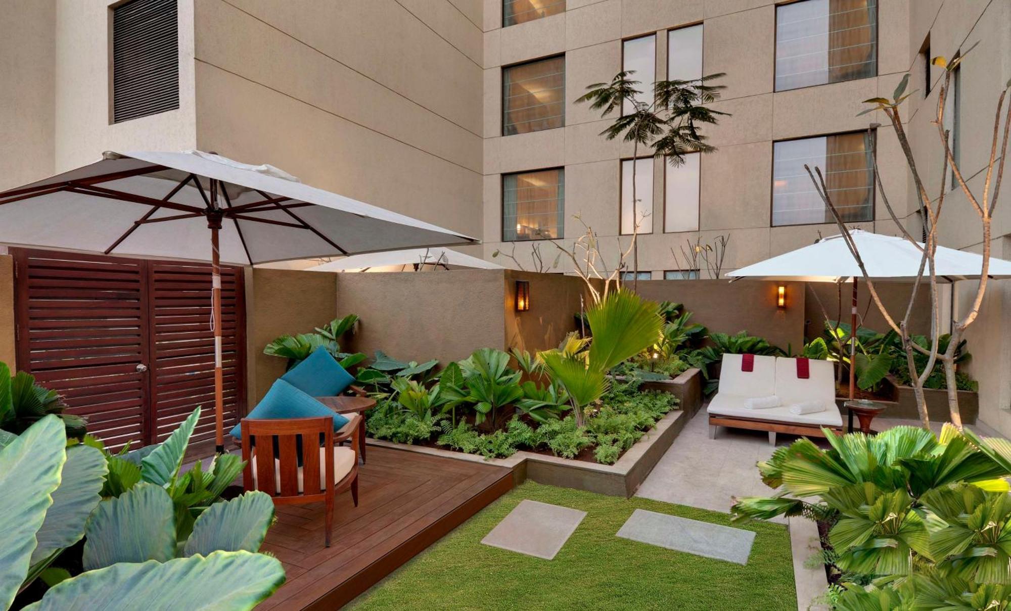 Hyatt Pune Eksteriør billede The hotel's courtyard