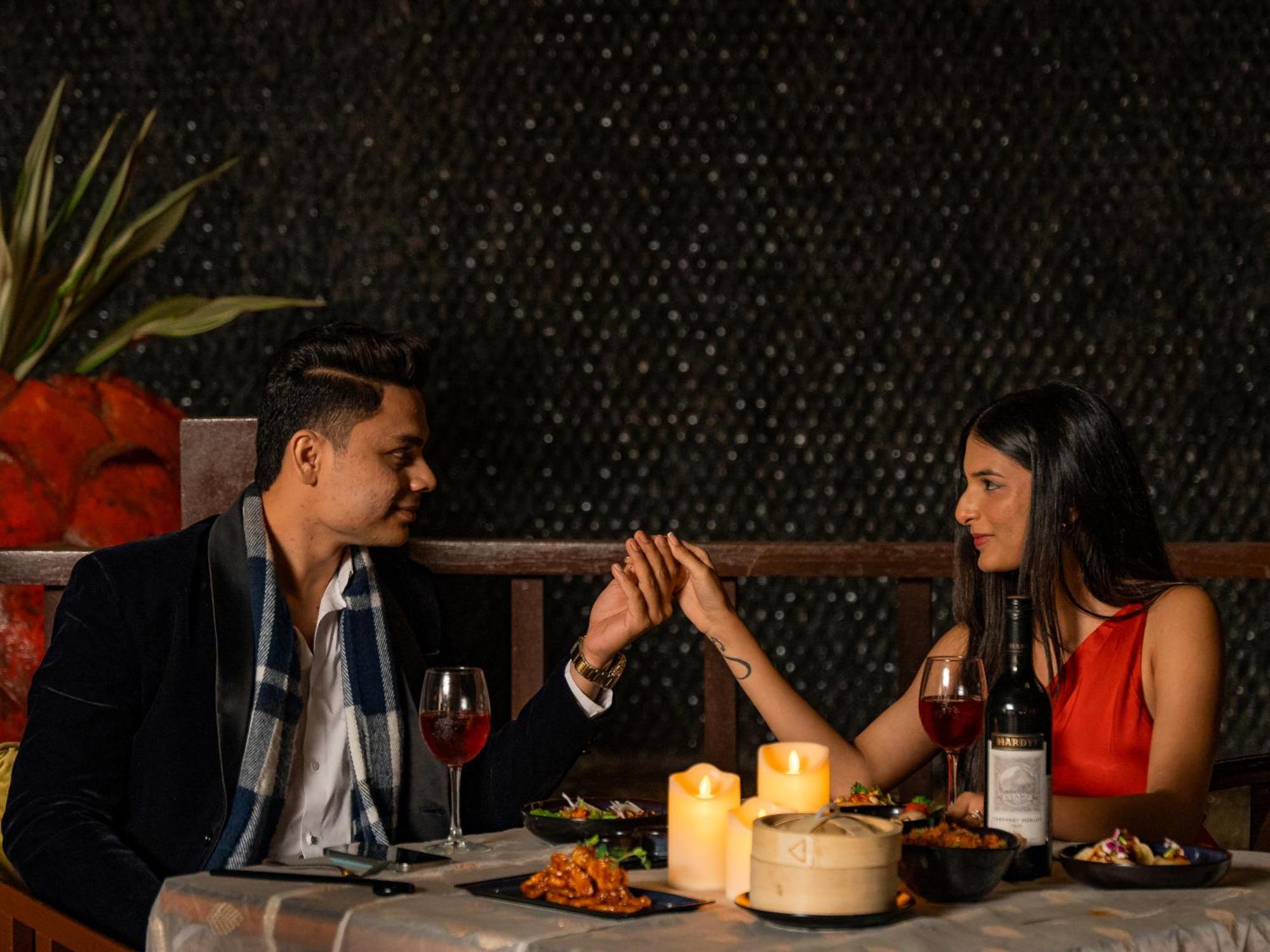 Hyatt Pune Eksteriør billede A couple dining together