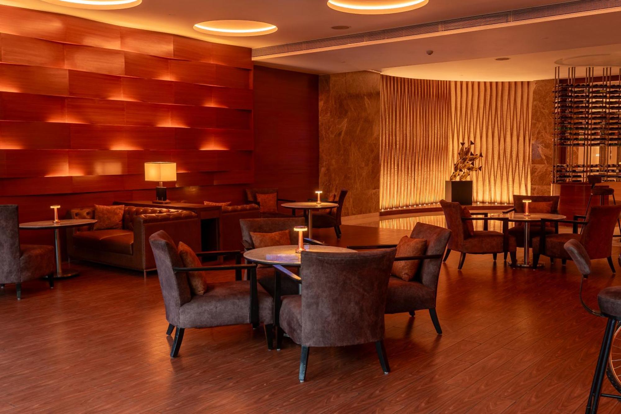 Hyatt Pune Eksteriør billede The lounge at the airport