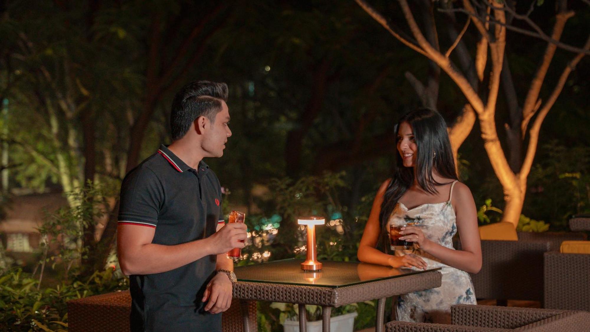 Hyatt Pune Eksteriør billede A couple at a bar