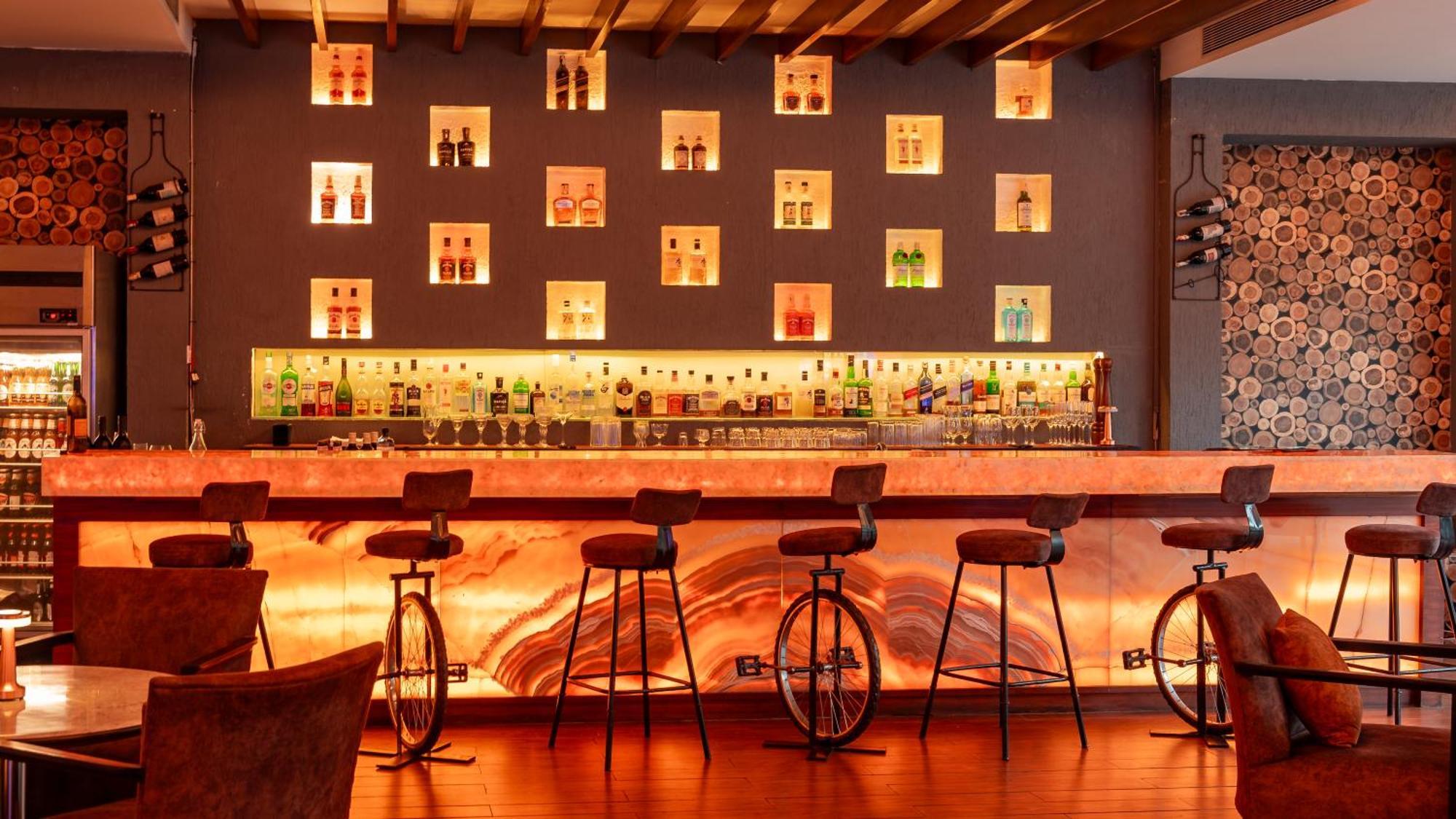 Hyatt Pune Eksteriør billede The bar at the 101 bar