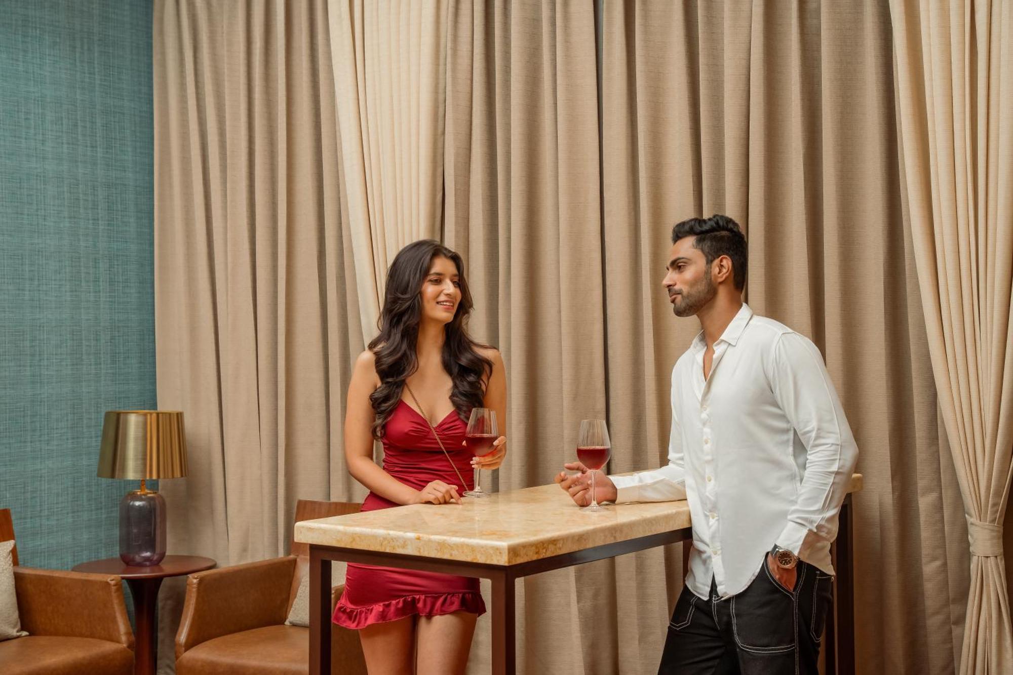 Hyatt Pune Eksteriør billede A couple at a bar