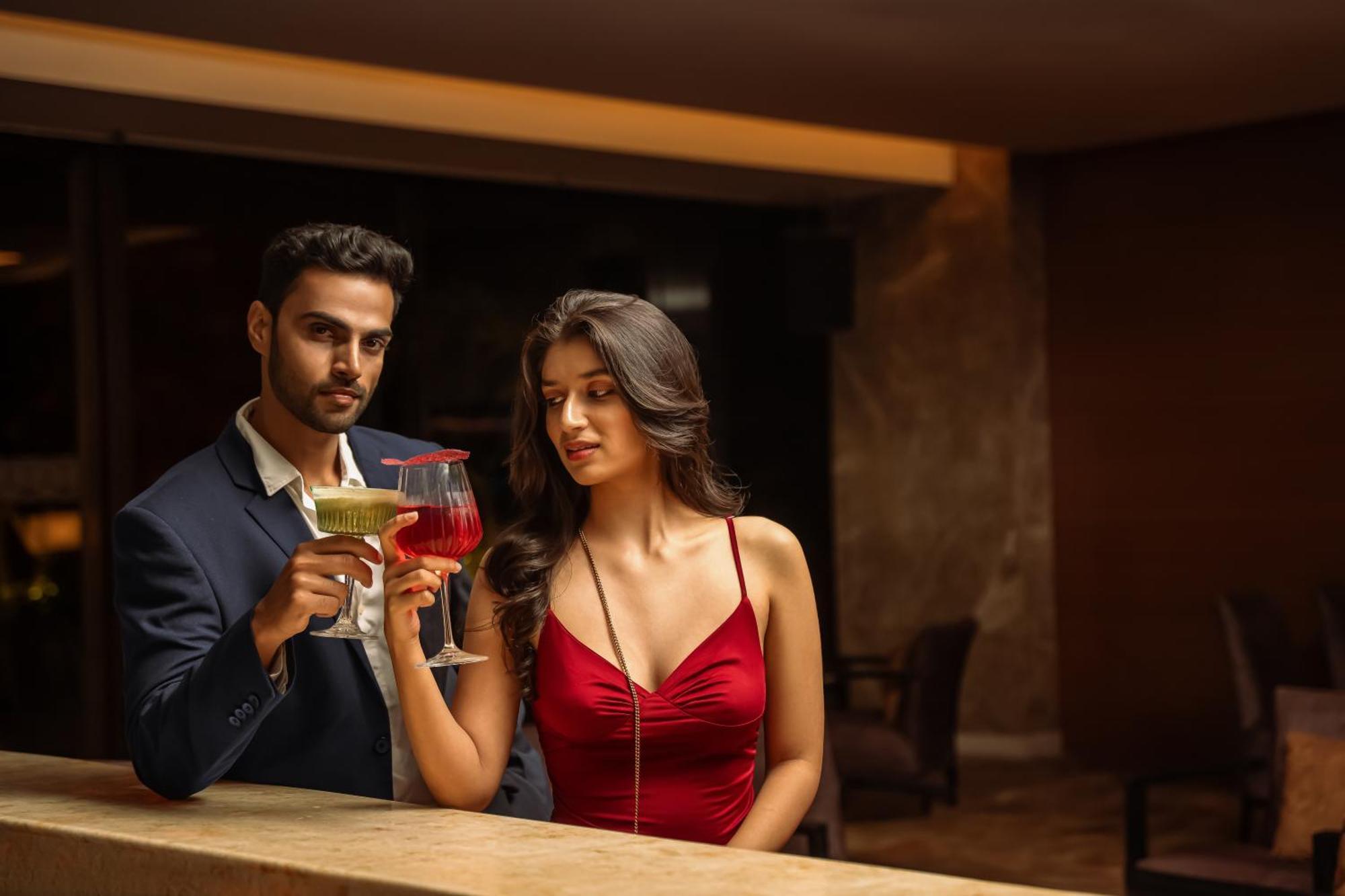 Hyatt Pune Eksteriør billede A couple drinking cocktails