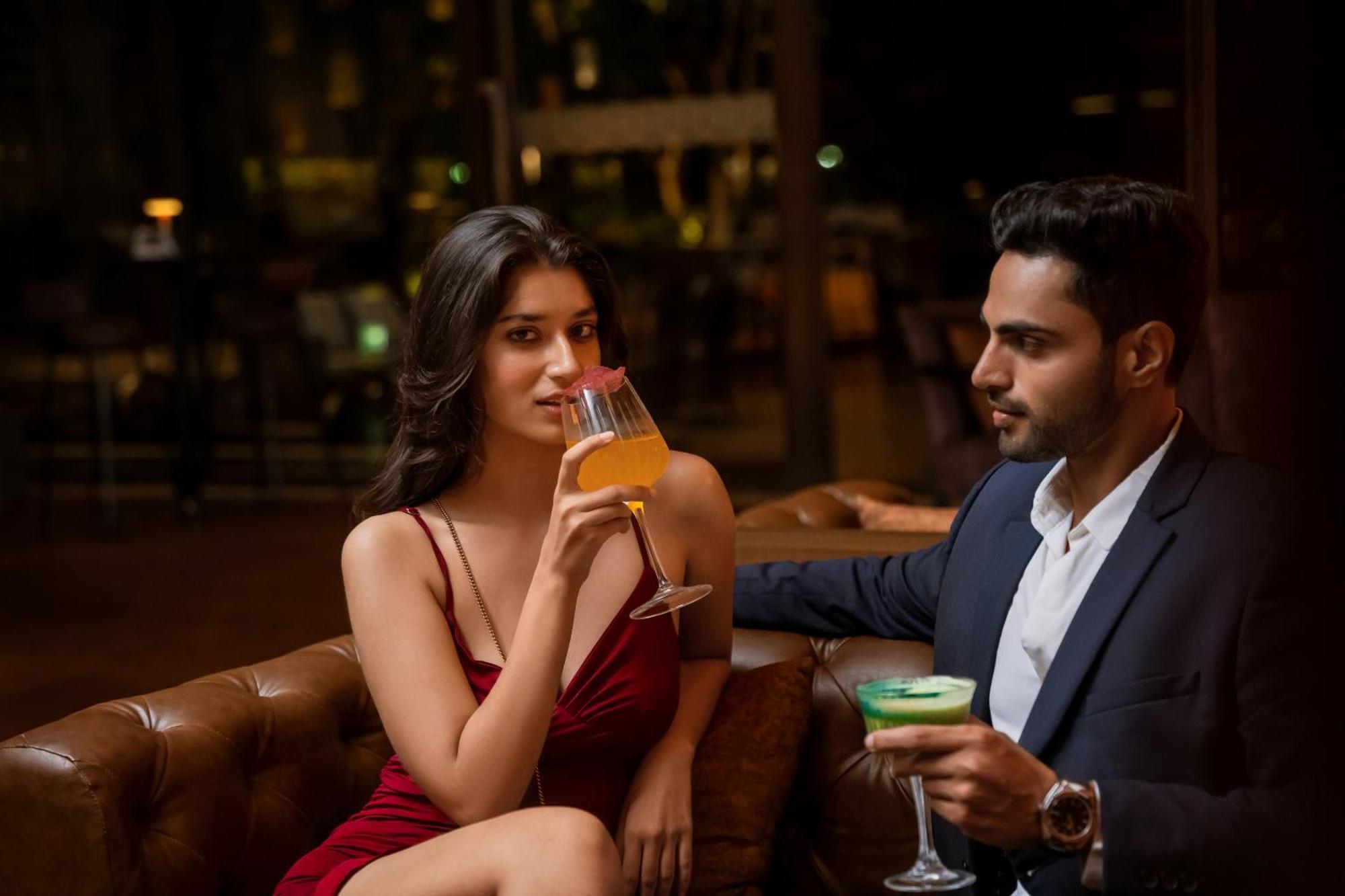 Hyatt Pune Eksteriør billede A couple drinking cocktails