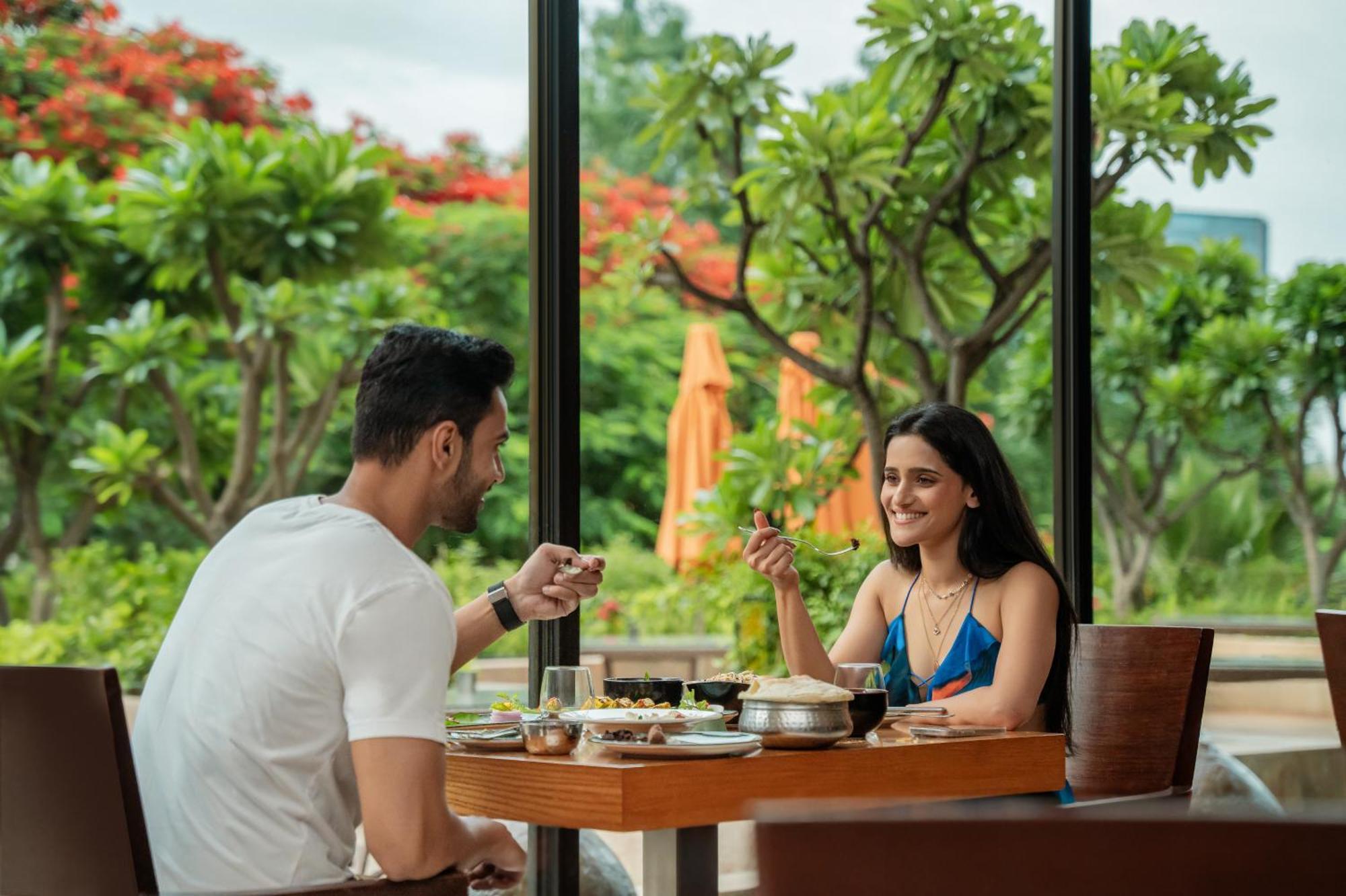 Hyatt Pune Eksteriør billede A couple dining at the hotel